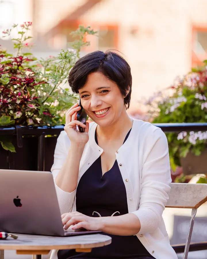 Nicoletta Consumi, italiensk lärare, i telefon vid en laptop